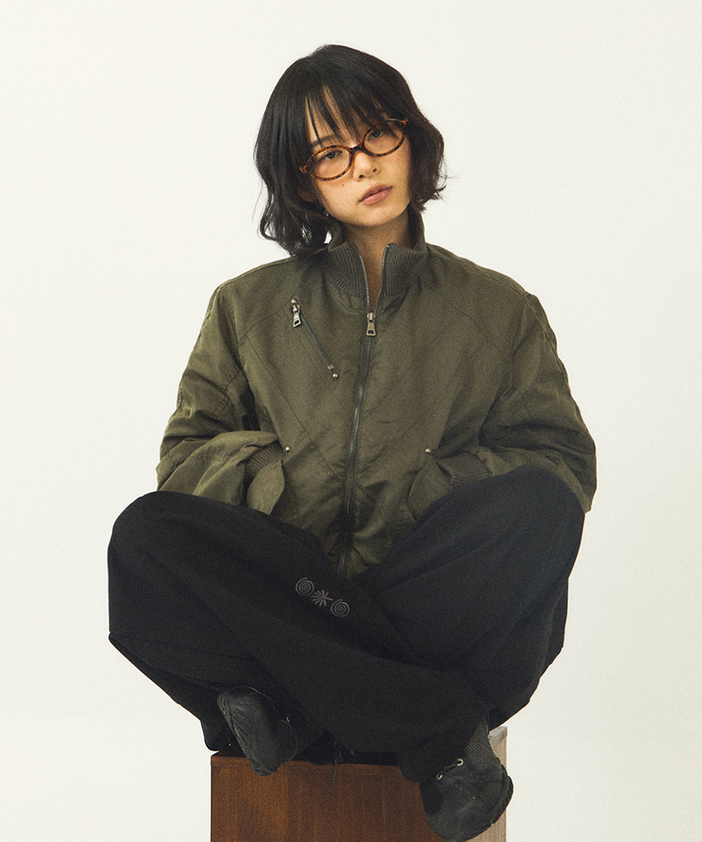 DANDEL cropped studded MA-1 jacket (カーキ) DD25FLOT-002 KH - 02.png